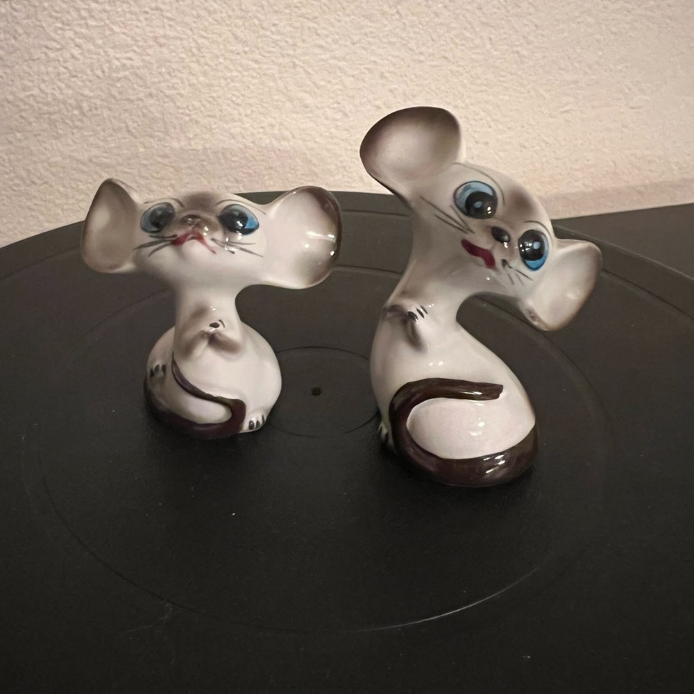 Vintage big-eared mouse salt & pepper shakers from the 50s to 70s. Made in Japan